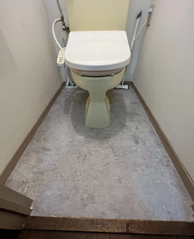 トイレ床の下地補修・床張りの施工後