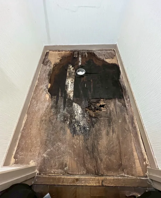 トイレ床の下地補修・床張りの施工前