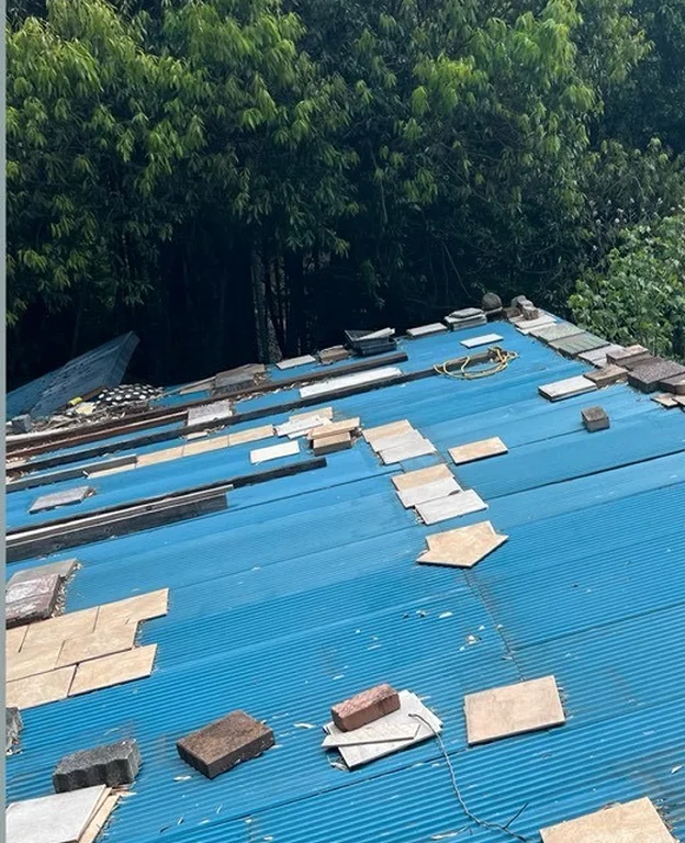 雨漏り屋根のガルバリウム鋼板葺き替えの施工前